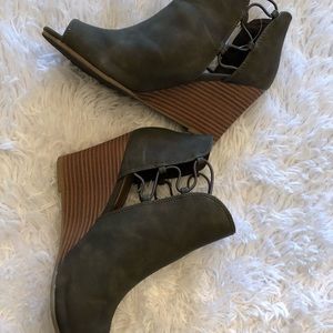 Peep toe booties! ☀️